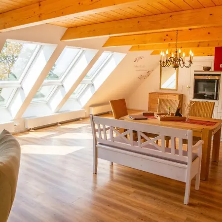 Haus Im Felde Mit 5 Wohnungen Semesterbostad Albertsdorf
